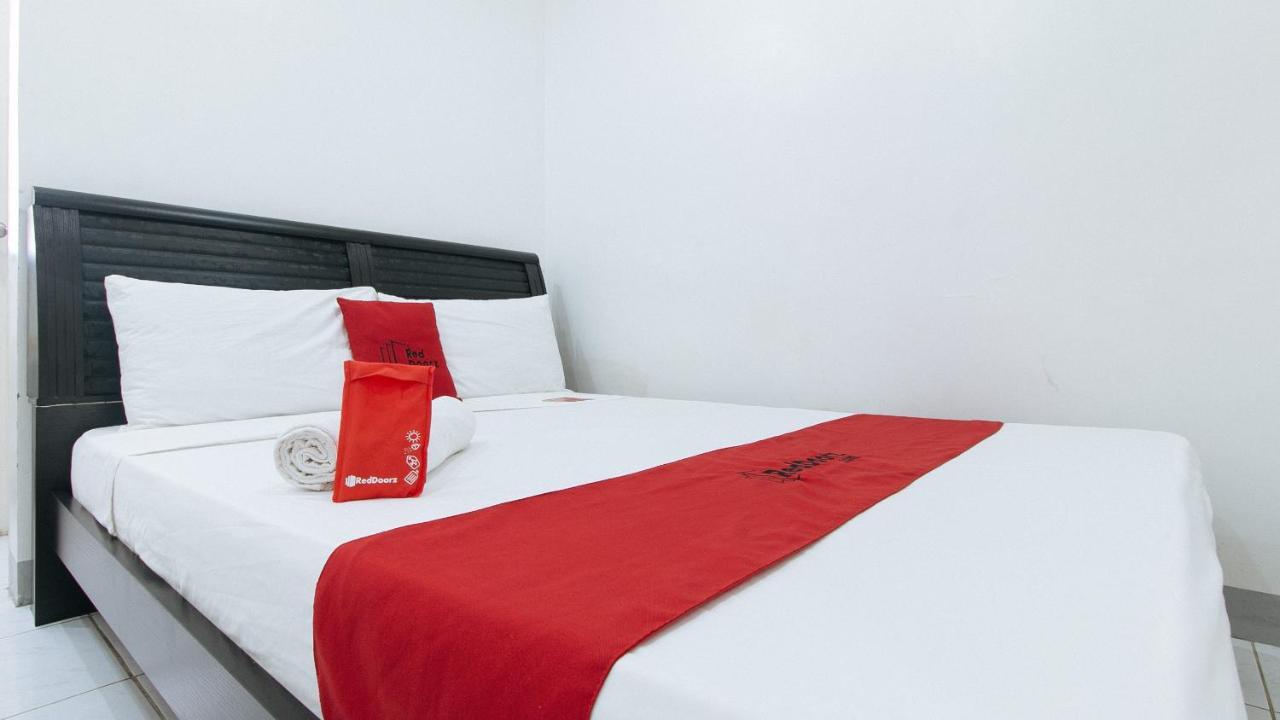 RedDoorz near SM Bicutan Hotel Paranaque City Buitenkant foto