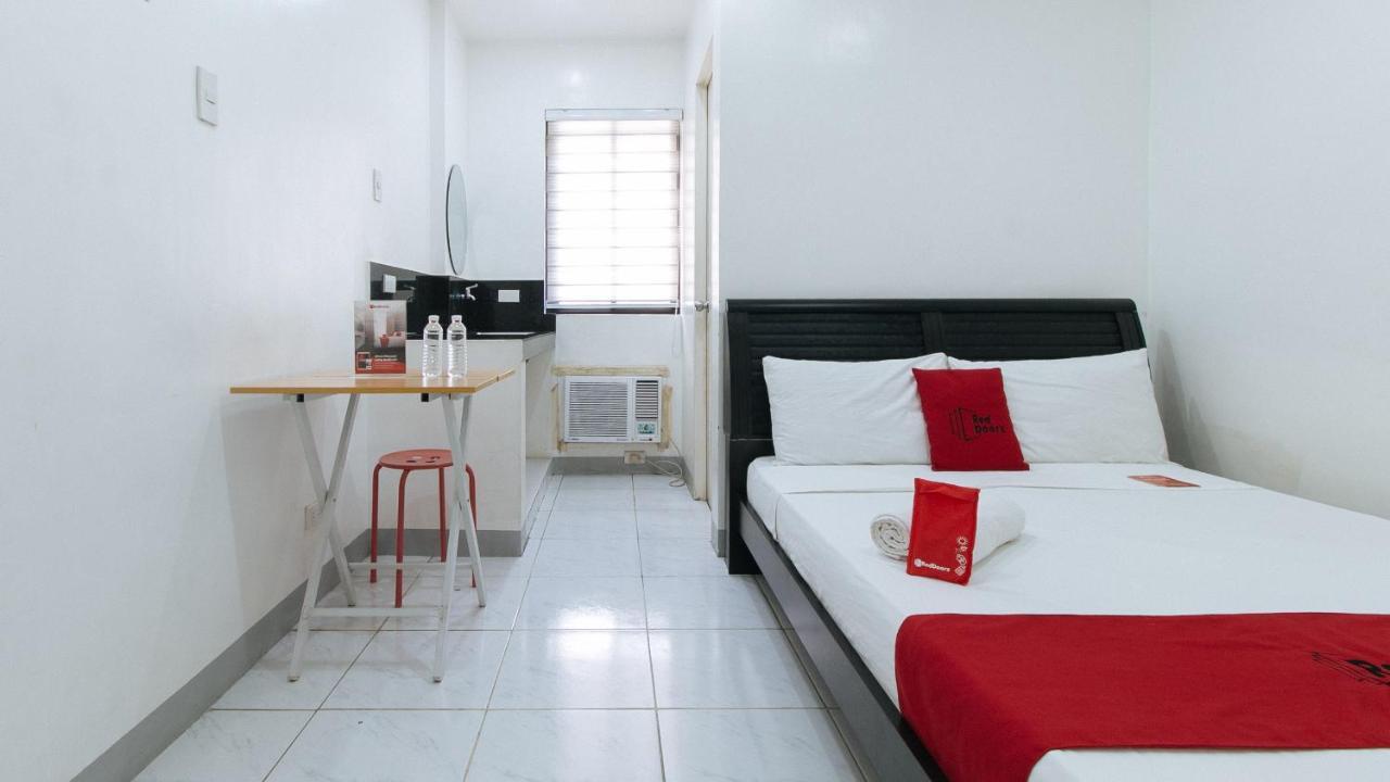 RedDoorz near SM Bicutan Hotel Paranaque City Buitenkant foto